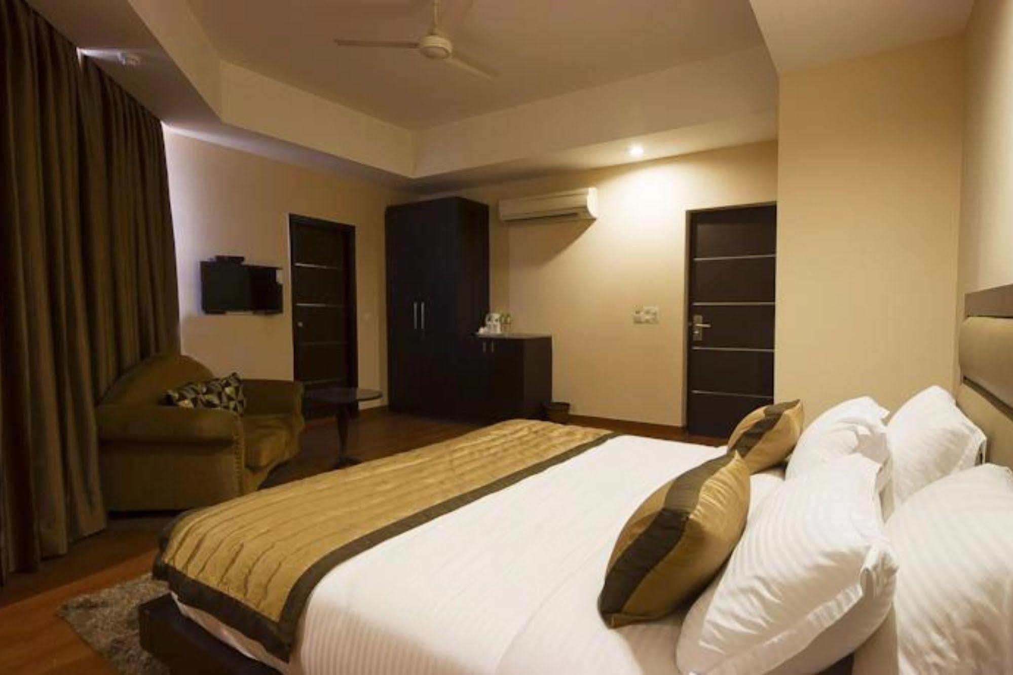 Hotel Aura @Airport Nuova Delhi Esterno foto